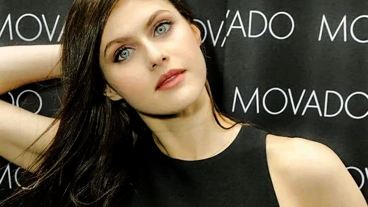 Are Alexandra Daddario’s eyes naturally blue?