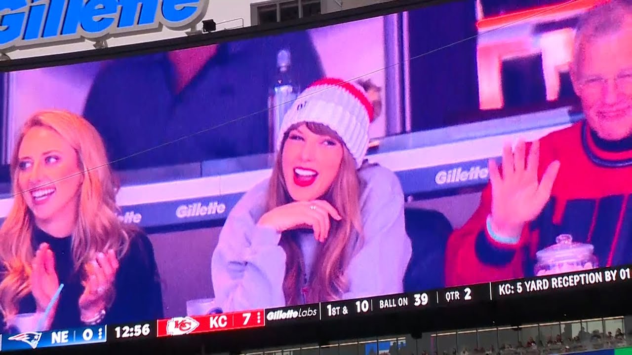 Video: Taylor Swift shown on video board at Patriots-Chiefs game