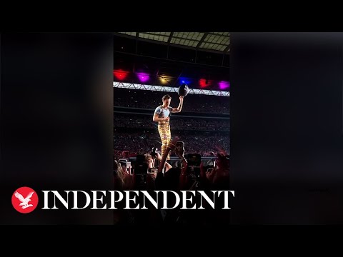 Harry Styles reveals gender of a fan's unborn baby during Wembley gig