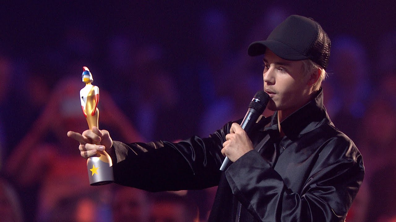 Justin Bieber wins International Male Solo Artist | The BRIT Awards 2016