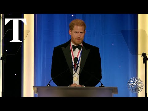 Prince Harry named "Living Legend of Aviation" at awards show