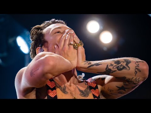 HARRY STYLES HIGHLIGHTS FROM WEMBLEY STADIUM IN LONDON, UK 4