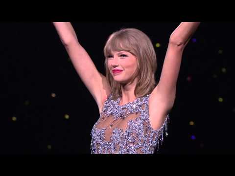 Kobe Bryant Presents Taylor Swift With Her Own “CHAMPIONSHIP BANNER” To Hang At Staples Center