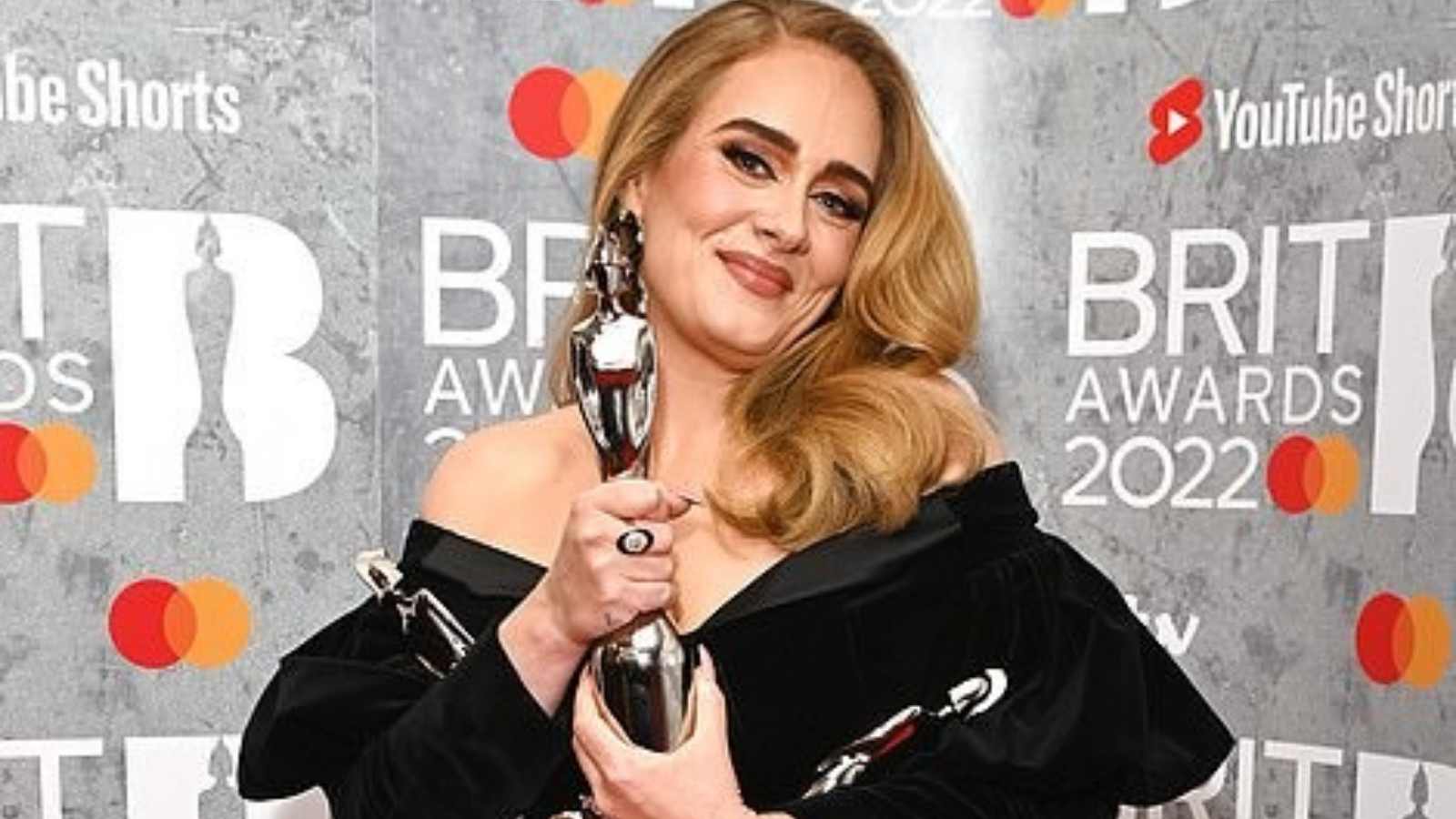 Adele takes away Three awards in her names