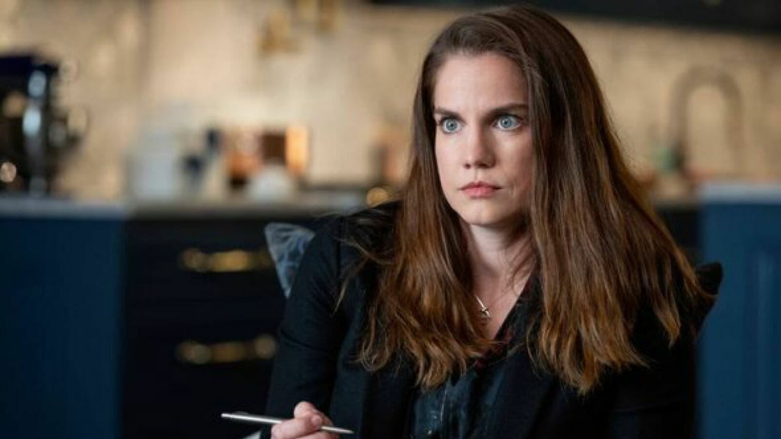 Anna Chlumsky as Journalist Vivian Kent in the Netflix Series