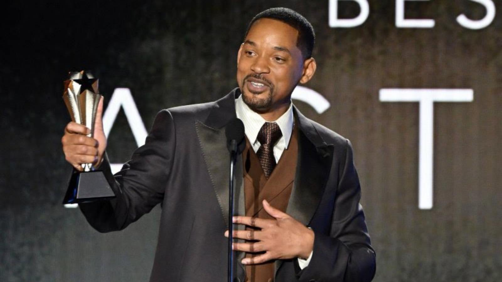 Will Smith accepts his award at the ceremony 