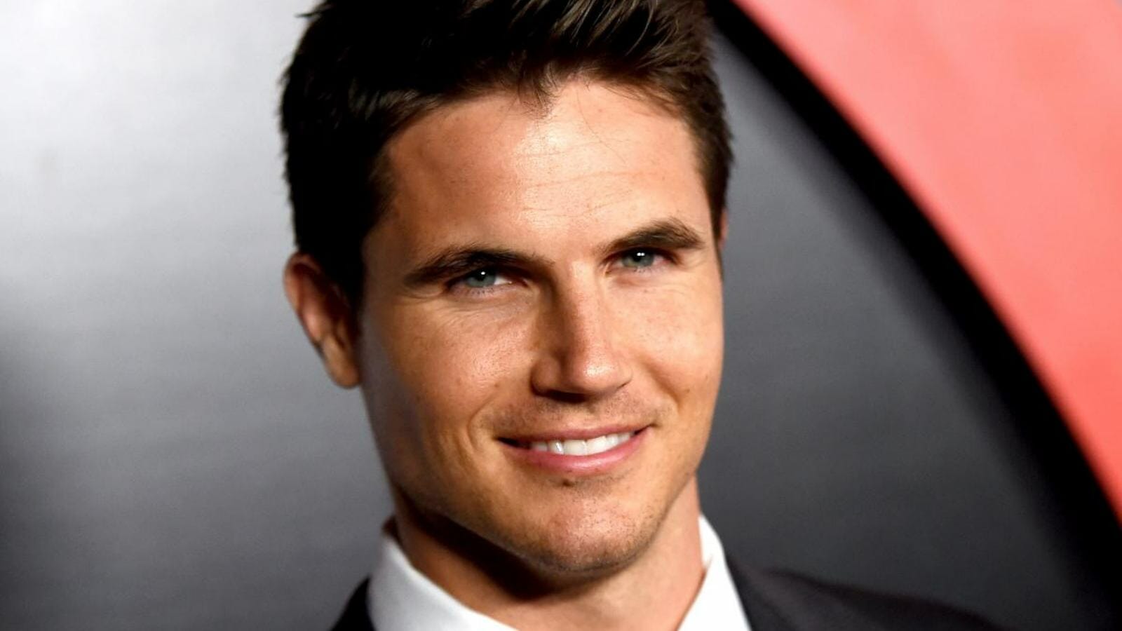 Robbie Amell And Meng'er Zhang Join The Witcher Cast For Its Upcoming ...
