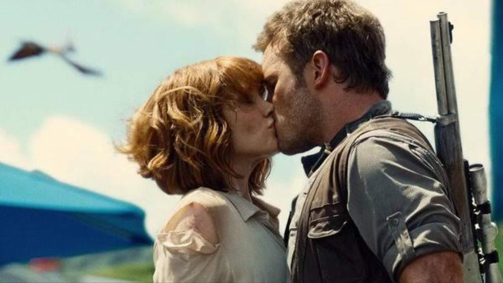 Jurassic world claire and owen kiss