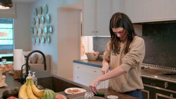 Kendall Jenner struggling to cut cucumber