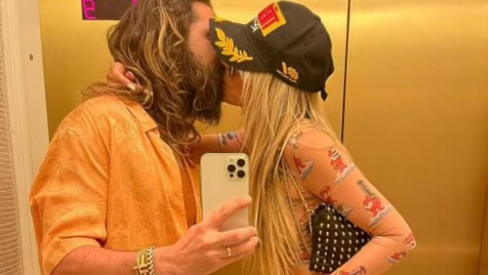 Heidi Klum flaunts her body with a kiss to husband, Tom